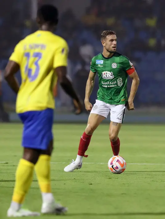 Reaksi pemain Al-Ettifaq, menggiring bola saat laga pekan pertama Liga Arab Saudi 2023/2024 melawan Al-Nassr di Prince Mohamed bin Fahd Stadium, Dammam, Selasa (15/08/2023) dini hari WIB. (Twitter/@Ettifaq)