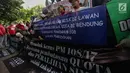 Puluhan driver online membentangkan spanduk saat unjuk rasa di depan Kementerian Perhubungan, Jakarta, Senin (22/1). Tarif juga harus dilakukan berdasarkan kesepakatan pengguna jasa dan penyedia jasa transportasi. (Liputan6.com/Faizal Fanani)