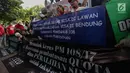 Puluhan driver online membentangkan spanduk saat unjuk rasa di depan Kementerian Perhubungan, Jakarta, Senin (22/1). Tarif juga harus dilakukan berdasarkan kesepakatan pengguna jasa dan penyedia jasa transportasi. (Liputan6.com/Faizal Fanani)