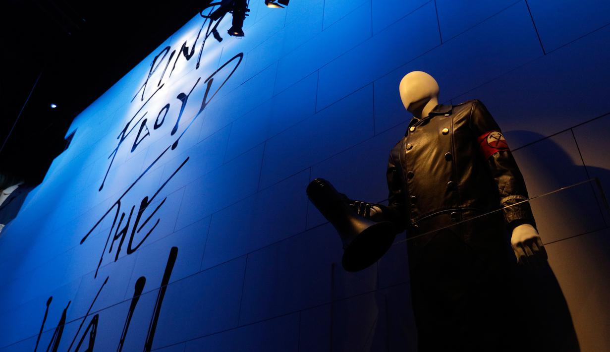 Sebuah manekin yang memegang megafon ditampilkan dalam pameran Pink Floyd di Roma, Italia (16/1). Sebanyak 350 obyek dan artefak akan ditampilkan, termasuk peralatan musik dan karya-karya seni untuk album maupun pentasnya. (AP Photo / Gregorio Borgia)