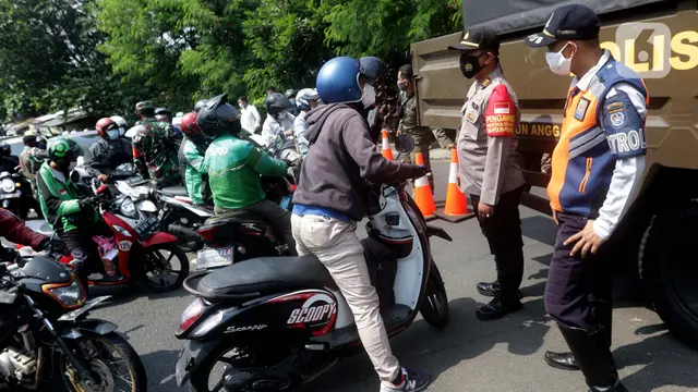 FOTO: Kendaraan Menuju Depok Tertahan di Pos Penyekatan PPKM Darurat