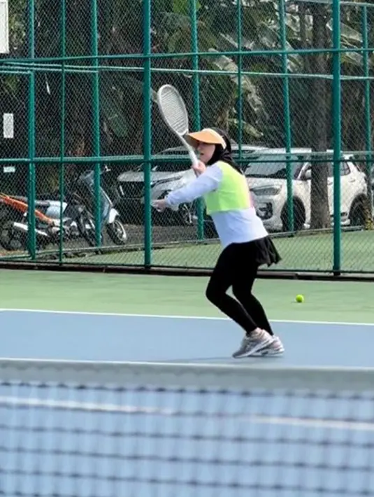 Pesinetron keturunan Belgia dan Indonesia ini tampak menikmati setiap momen saat bermain tenis. Ia terlihat senang bisa diet dengan cara bermain tenis. Dengan ketekunannya, Irish jadi langsing karena rajin main tenis. (Liputan6.com/IG/_irishbella_)