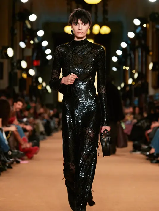 Koleksi kali ini ingin memperkenalkan visi dari Creative Director Coach. Stuart Vevers melalui koleksi Coach Fall 2023 ingin menceritakan tentang individualitas, komunitas, dan ruang aman di mana semua orang bisa bebas datang sesuai dengan karakter mereka sendiri. Foto: Document/Coach.