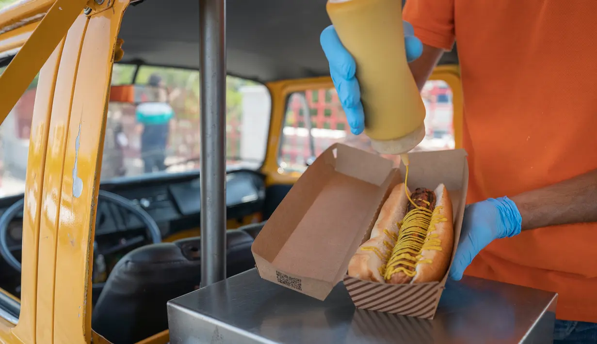 Emad Abdeljawwad menjual hot dog dan minuman dari mobil van yang telah diubah di Ramallah, Tepi Barat, 23 September 2020. Dengan sebagian besar restoran tutup karena pembatasan COVID-19, food truck telah memungkinkan pengusaha Palestina untuk menemukan cara tetap bekerja. (AP Photo/Nasser Nasser)