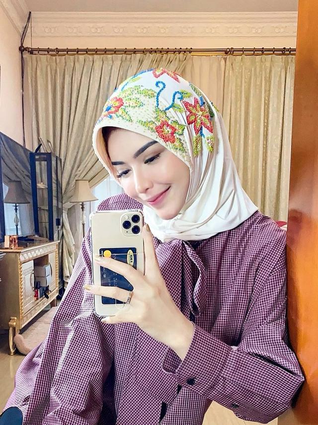 7 Potret Rica Andriani Saat Pakai Hijab Ini Makin Menawan