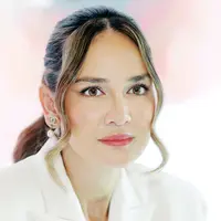 Kecantikan Luna Maya yang selalu terlihat muda menjadi panutan para wanita  yang mengidolakannya. Sebagai artis dengan banyak kesibukan, Luna tidak dapat menghindari aktivitas pekerjaan di luar ruangan yang beresiko terkena sinar matahari. [Bambang E. Ros/Fimela.com]