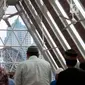 Umat muslim saat beribadah di Masjid Jami'e Darussalam di Jalan Kebon Melati, Jakarta Pusat, Rabu (31/5). Berbeda dengan masjid yang biasanya identik dengan kubah, Masjid ini memiliki bangunan berbentuk segitiga. (Liputan6.com/Gempur M Surya)