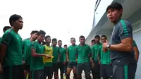 Timnas U-19 saat menjalani sesi latihan pertama di Hanoi, Sabtu (10/9/2016). (Bola.com/PSSI)