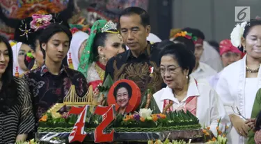 Ketua Umum PDIP Megawati Soekarnoputri memotong tumpeng pada HUT ke-72 didampingi Presiden Joko Widodo di Grand Sahid Jakarta, Rabu (23/1). Sejumlah politisi dan kader PDIP turut hadir dalam HUT ke-72 Megawati. (Liputan6.com/Angga Yuniar)