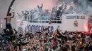 Suporter Real Madrid menyambut timnya saat tiba di Plaza Cibeles, Madrid, Senin (29/5/2016) dalam parade juara Liga Champions. (AFP/Pedro Armestre)