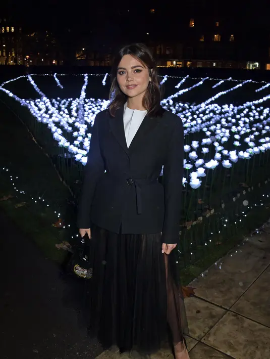 Cara lainnya yang bisa kamu maksimalkan adalah dengan memadukan tutu dan jaket. Seperti yang dikenakan oleh Jenna Coleman, menjadi paduan yang sempurna.