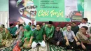 Ketua Umum PKB Muhaimin Iskandar bersama Istri Rustini Murtadho, Sekjen PDIP Hasto Krisyanto, dan anggota DPR Achmad Basarah saat merayakan ulang tahunnya sekaligus melauncing dua buku di Kantor DPP PKB, Jakarta, Minggu (24/9). (Liputan6.com/Johan Tallo)