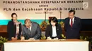 Menteri BUMN Rini Soemarno (kiri) menyaksikan penandatangan kesepakatan PT PLN (Persero) bersama Kejaksaan Agung di Bali, Kamis (12/4). Kerja sama itu mengenai penanganan masalah hukum bidang perdata dan tata usaha negara. (Liputan6.com/Pool/PLN)