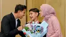 Putra Fairuz pun baru saja lulusan dari Sekolah Dasar. Ia tampil gagah dengan setelan jas hitam dipadu inner kemeja putih. [@fairuzarafiq]