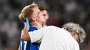 Pemain Como, Matthias Braunoder, mengalami cedera di bagian kepala saat melawan Juventus pada laga Liga Italia di Allianz Stadium, Selasa (20/8/2024). (AFP/Isabella Bonotto)