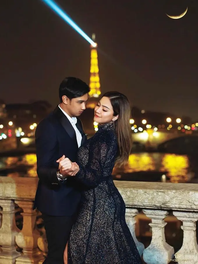 7 Gaya Pemotretan Felicya Angelista dan Caesar Hito di Paris, Mewah Berbusana Serba Biru Navy
