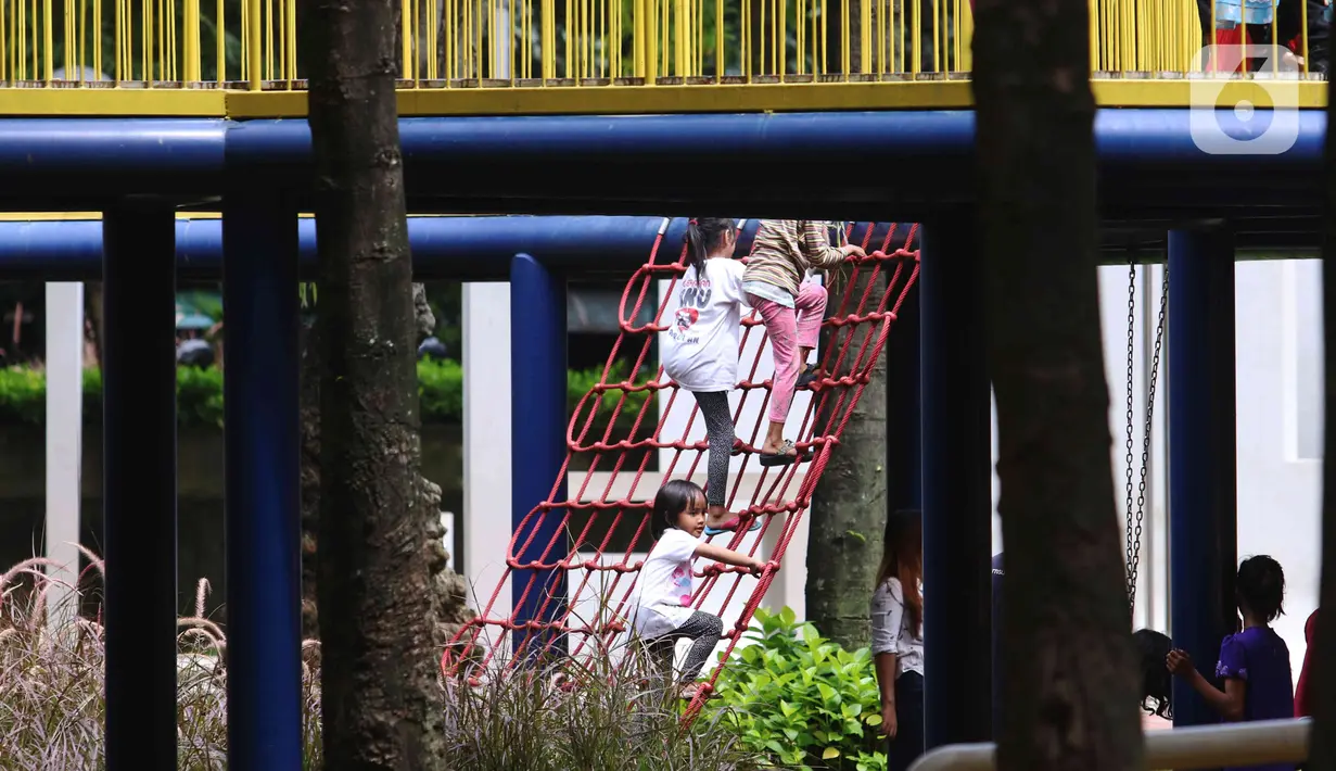 Anak-anak bermain di area Taman Puring, Jakarta Selatan, Minggu (26/12/2021). Memanfaatkan libur Natal dan Tahun Baru banyak warga memanfaatkan bersama keluarga berwisata ke taman karena hemat biaya. (Liputan6.com/Angga Yuniar)