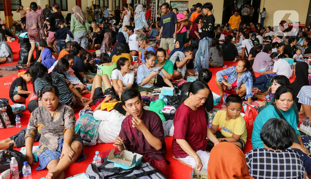 Mereka kehilangan tempat tinggal dan terpaksa harus mengungsi sementara di lokasi penampungan. (Liputan6.com/Herman Zakharia)
