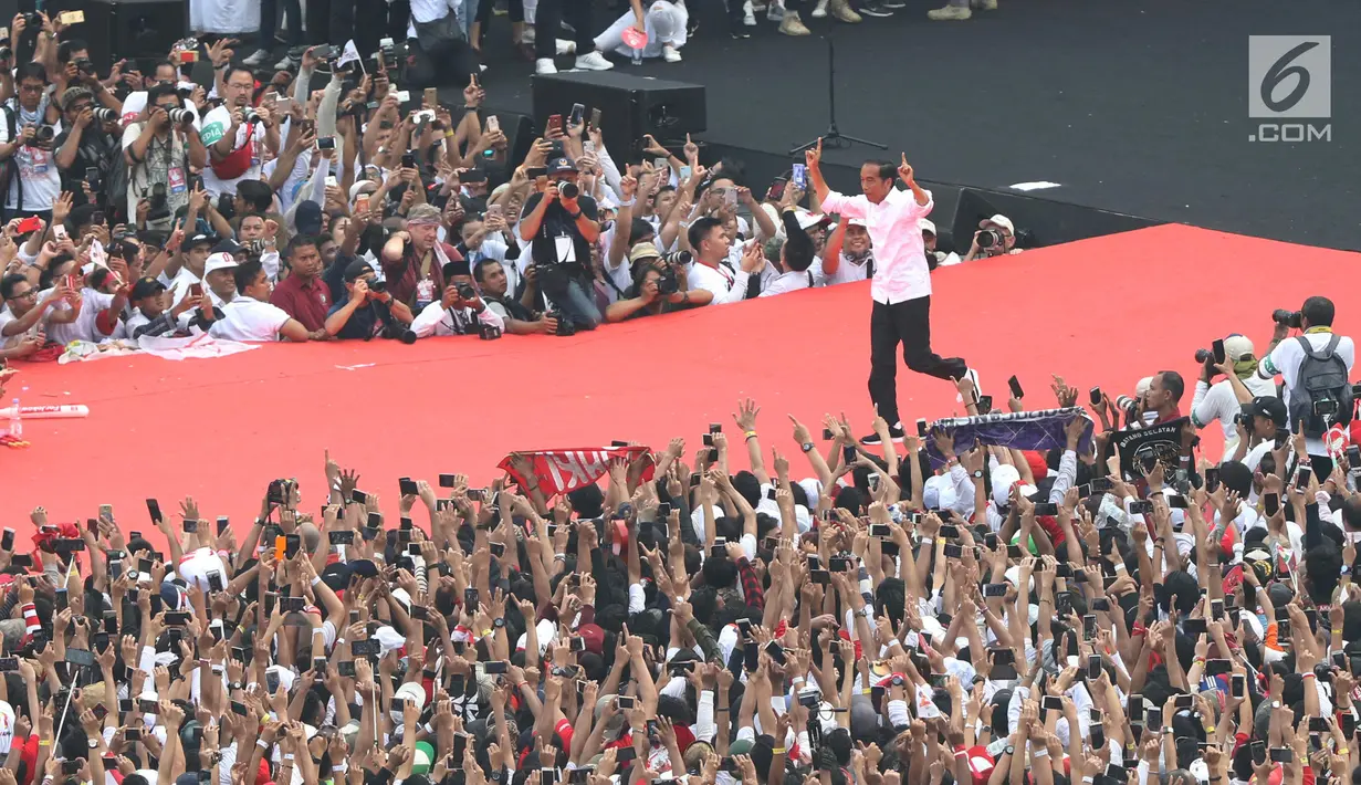 Capres 01 Joko Widodo berlari menyapa pendukungnya saat kampanye akbar bertajuk 'Konser Putih Bersatu' di Stadion Gelora Bung Karno, Jakarta, Sabtu (13/4). Dalam kampanyenya Jokowi mengajak  untuk mencoblos pasangan 01 Jokowi-Ma'ruf Amin saat Pemilu 2019. (Liputan6.com/Angga Yuniar)