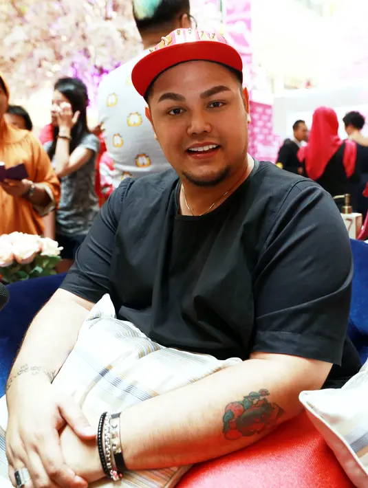 Desainer ini mengaku wanita yang sedang dekat dengannya bukan dari kalangan artis. Ternyata dia tidak ingin punya pasangan dari kalangan  artis. (Wimbarsana/Bintang.com)