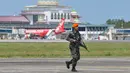 Personel TNI AU membawa senjata laras panjang saat latihan serangan pesawat di Lanud Sultan Iskandar Muda, Blang Bintang, Provinsi Aceh, Kamis (19/2/2020). (CHAIDEER MAHYUDDIN/AFP)