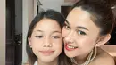 Nana Mirdad juga selalu menyempatkan waktu untuk pergi berdua dengan sang putri. Girls time yang dilakukan ibu dan anak ini juga sering menjadi perhatian karena terlihat begitu menyenangkan dan penuh kehangatan. (Liputan6.com/IG/@nanamirdad_)