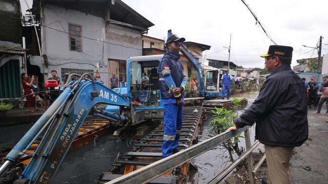 Tinjau Pengerukan Kali Cakung, Pramono Tegaskan Normalisasi Tak Boleh Setengah-Setengah