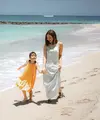 Tanpa bikini, Gisel dan Gempita nampak mengenakan dress saat bermain di pantai. Dress tersebut membuat mereka nampak cantik.  Credit: Instagram/(@gisel_la)
