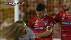 Berita video suporter wanita masuk lapangan dan akhirnya mengganggu selebrasi pemain FC Dallas, Mauro Diaz. This video presented by BallBall.