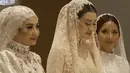 Sebagai sentuhan terakhir,bibir Aaliyah tampak diaplikasikan lipstik ombre nuansa nude pink-coral.  [Youtube/Thariq Halilintar]