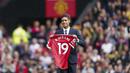 Sebelum pertandingan melawan Leeds United, Setan Merah membuat kejutan dengan menghadirkan Raphael Varane ke dalam lapangan yang sudah dipenuhi oleh penggemar. (Foto: AP/Jon Super)