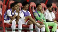 Gelandang Timnas Indonesia, Bayu Pradana, bersama rekan-rekannya tampak lesu usai ditaklukkan Singapura pada laga Piala AFF 2018 di Stadion Nasional, Singapura, Jumat (9/11). Singapura menang 1-0 atas Indonesia. (Bola.com/M. Iqbal Ichsan)