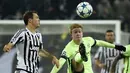 Pemain Manchester City, Kebin De Bruyne (kanan) berebut bola dengan pemain Juventus, Stephan Lichtsteiner  pada lanjutan liga Champions grup D di Stadion Juventus, Turin, Kamis (26/11/2015) dini hari WIB. (AFP Photo/Olivier Morin)