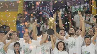Para pemain Satria Muda merayakan kebehasilan meraih trofi juara usai laga Final IBL 2018 di GOR Sumantri Brojonegoro, Jakarta, Minggu (22/4/2018). Satria Muda menang 69-64. (Bola.com/Nick Hanoatubun)