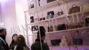 Pengunjung berbelanja di toko merek Ivanka Trump yang baru di lobi Trump Tower di New York City, AS (15/12). Perusahaan fashion Ivanka Trump membuka toko ritel baru di lobi Trump Tower pada hari Kamis lalu. (AFP Photo/Drew Angerer)