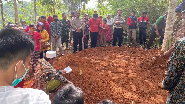 Kasat Lantas Polres Tasikmalaya, Iptu Engkos Kosasih, menghadiri acara pemakaman salah satu korban kecelakaan akibat rem blong, rombongan pemburu babi di Tasikmalaya, Jawa Barat, kemarin