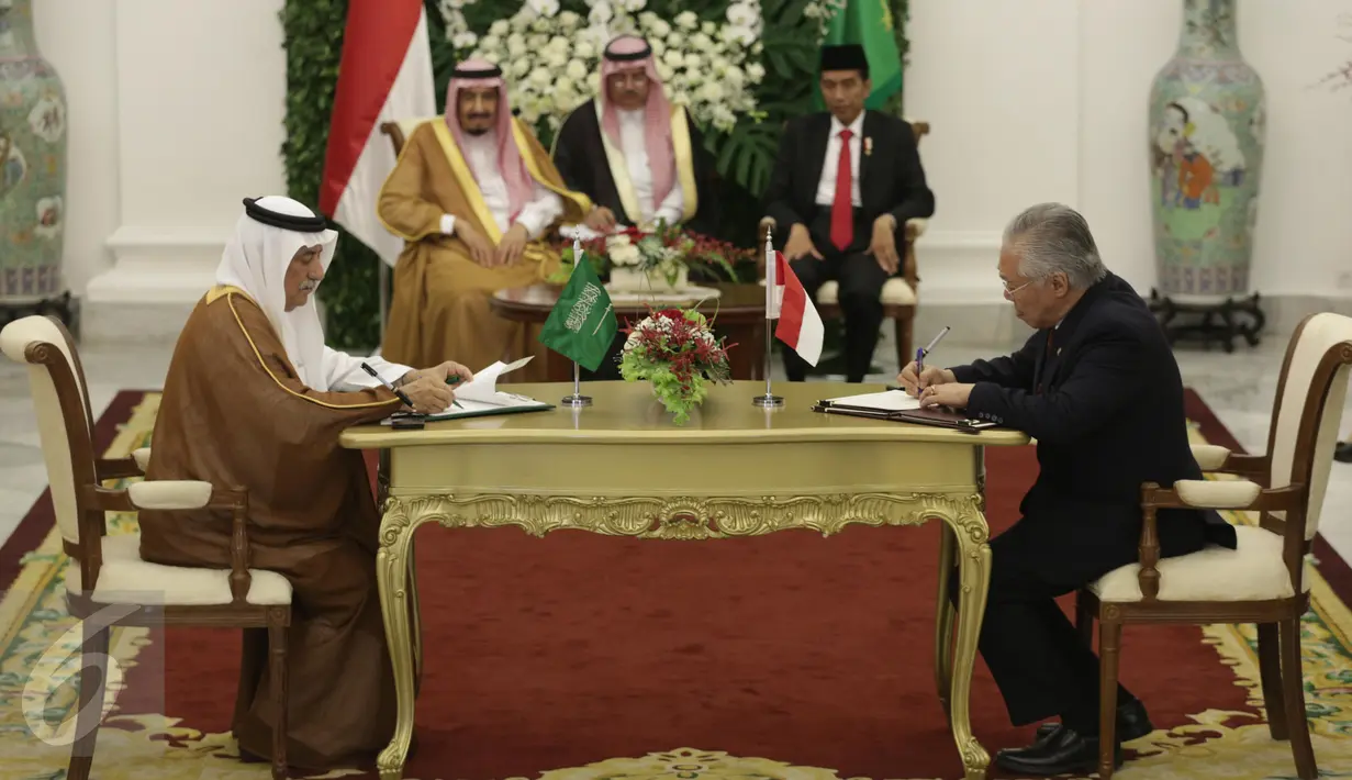 Menteri Perdagangan Enggartiasto Lukita (kiri) menandatangani kerjasama disaksikan oleh Presiden Jokowi dan Raja Salman di Istana Bogor, Jawa Barat, Rabu (1/3). Hampir setiap kementerian menandatangani perjanjian kerjasama. (Liputan6.com/Angga Yuniar)