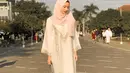 Saat momen Lebaran, Ansellma Putri memakai busana musli lengkap dengan hijab. Gaya kalemnya saat Lebaran ini berhasil mencuri perhatian netizen. Netizen tak sungkan puji cantik perempuan yang berasal dari Bandung ini. (Liputan6.com/IG/@ansellmaputri)