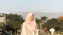 Saat momen Lebaran, Ansellma Putri memakai busana musli lengkap dengan hijab. Gaya kalemnya saat Lebaran ini berhasil mencuri perhatian netizen. Netizen tak sungkan puji cantik perempuan yang berasal dari Bandung ini. (Liputan6.com/IG/@ansellmaputri)