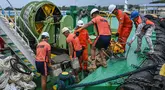 Personel penjaga pantai Filipina memuat peralatan skimmer yang akan digunakan dalam penanggulangan tumpahan minyak di sebuah pelabuhan di Limay, Bataan pada tanggal 26 Juli 2024. (Jam Sta Rosa/AFP)