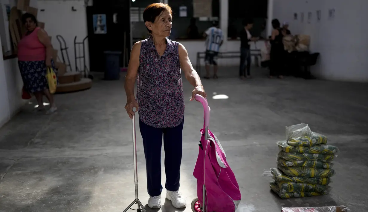 Kemiskinan meningkat menjadi 39,2% dari populasi pada paruh kedua tahun 2022, meningkat tiga poin persentase dari enam bulan pertama tahun ini, kata badan statistik nasional Argentina, INDEC. (AP Photo/Natacha Pisarenko)