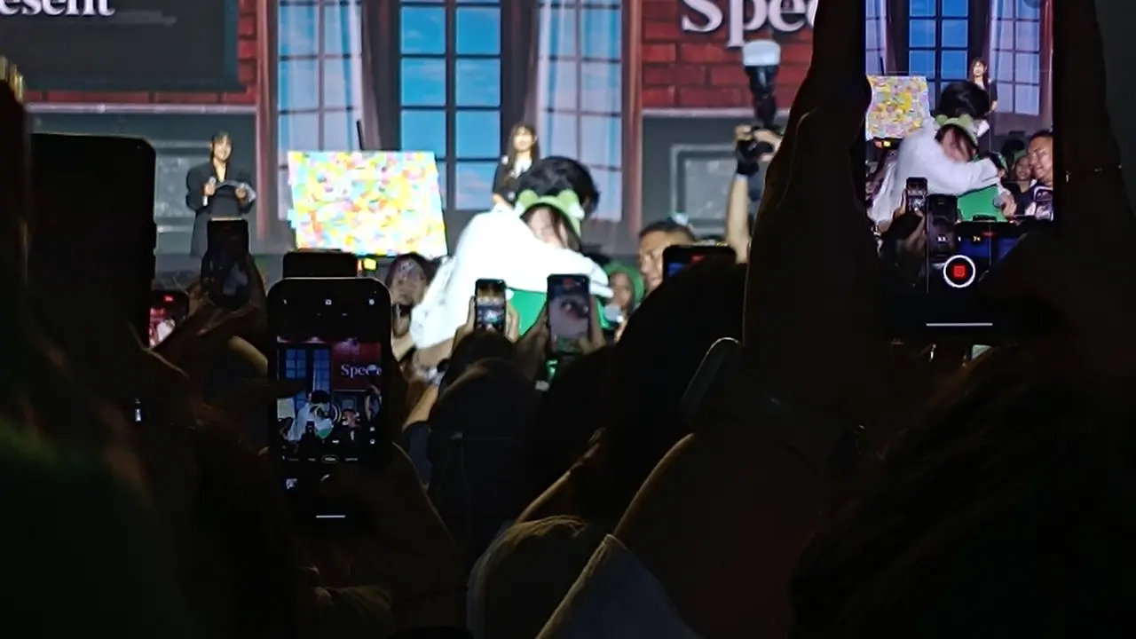 Ok Taecyeon memeluk penggemar sebagai salah satu game yang diadakan di fanmeeting di Jakarta