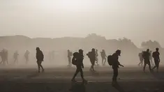 Sejumlah peserta berjalan saat terjadi badai pasir dalam kompetisi Marathon des Sables ke-33 di gurun Sahara, Maroko (13/4). Sekitar 1.000 peserta dari 50 negara ikut berkompetisi dalam Marathon des Sables ini. (AP Photo / Mosa'ab Elshamy)