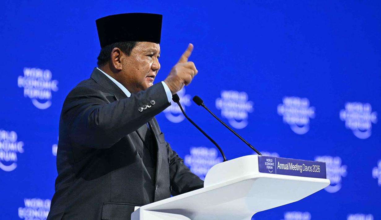 Dalam forum yang dihadiri para pemimpin dunia, pelaku usaha, hingga tokoh-tokoh dunia tersebut, Presiden Prabowo juga menegaskan komitmen Indonesia melawan berbagai praktik ilegal. Tampak dalam foto, Presiden Indonesia, Prabowo Subianto saat menyampaikan pidato khusus (special address) pada pertemuan tahunan Forum Ekonomi Dunia (WEF) di Davos, Swiss, pada Kamis 22 Januari 2026. (Fabrice COFFRINI/AFP)