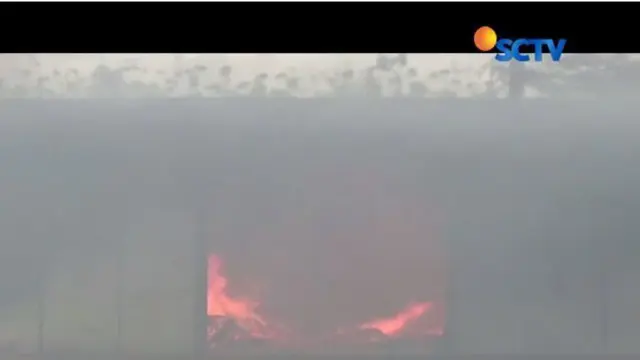 Kebakaran Hebat Gudang Triplek di Trenggalek