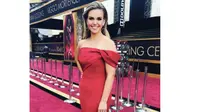 Setelah banyak dibicarakan karena vagina dress yang dikenakannya, presenter Edwina Bartholomew tampil beda pada Piala Oscar 2017.