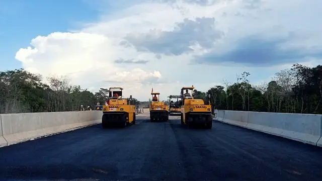 PT Hutama Karya (Persero) melalui anak usaha PT Hakaaston (HKA) menyuplai aspal dan mengerjakan proyek lapis perkerasan lentur (hotmix)  proyek Jalan Tol Trans Sumatera (JTTS). (Dok HK)
