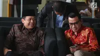 Wakil Ketua DPR Bidang Keuangan Taufik Kurniawan (kiri) menunggu pemeriksaan di Gedung KPK, Jakarta, Jumat (2/11). Taufik diperiksa sebagai tersangka dugaan suap Rp 3,6 miliar dalam pengurusan DAK Kabupaten Kebumen TA 2016. (Merdeka.com/Dwi Narwoko)