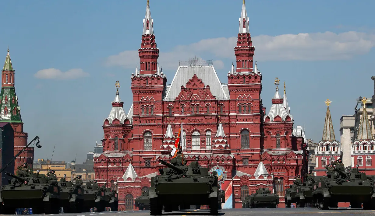 Prajurit Rusia berada di atas kendaraan militer selama parade Hari Kemenangan, menandai ulang tahun ke-71 dari kemenangan atas Nazi Jerman dalam Perang Dunia II, di Lapangan Merah di Moskow, Rusia, (9/5). (REUTERS/Sergei Karpukhin)