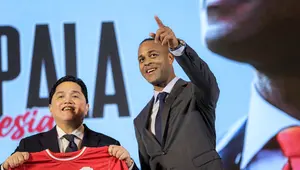 Ketua PSSI, Erick Thohir, dan pelatih anyar Timnas Indonesia,&nbsp;Patrick Kluivert, dalam sesi konfrensi pers di Hotel Mulia, Jakarta, Minggu (12/1/2025) sore WIB. (Bola.com/Bagaskara Lazuardi)